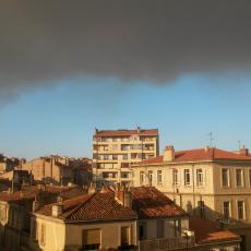 Panache de fumées à Marseille liées aux incendies du 10 aout - illustration pollution aux particules fines