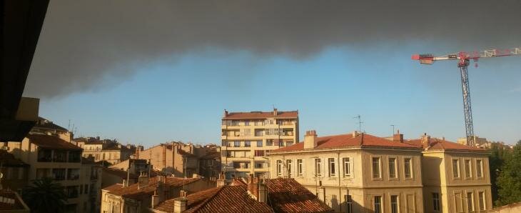 Panache de fumées à Marseille liées aux incendies du 10 aout - illustration pollution aux particules fines