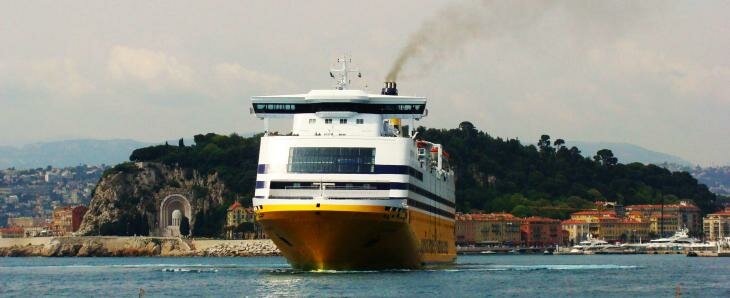 Sortie d’un ferry à Nice