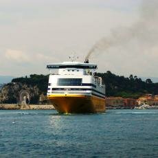 Sortie d’un ferry à Nice
